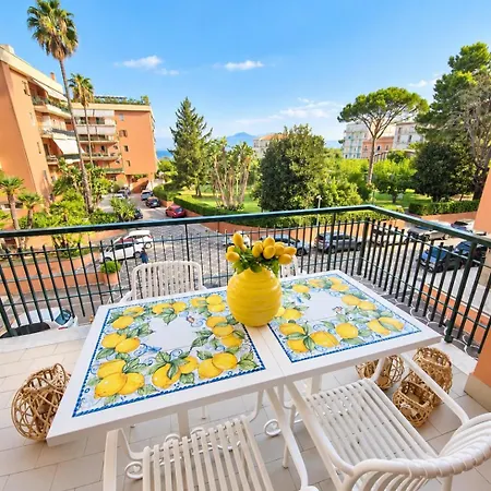 Spacious And Charming Oasis In Center Appartamento Sorrento
