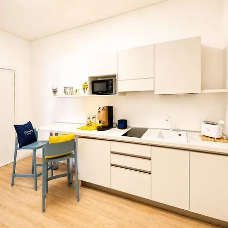 Spacious And Charming Oasis In Center