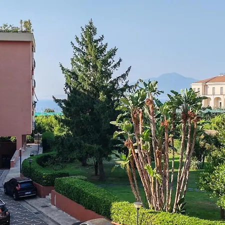 Spacious And Charming Oasis In Center Sorrento