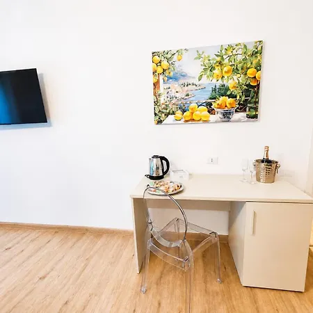 Spacious And Charming Oasis In Center Appartamento