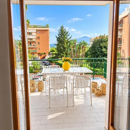 Spacious And Charming Oasis In Center