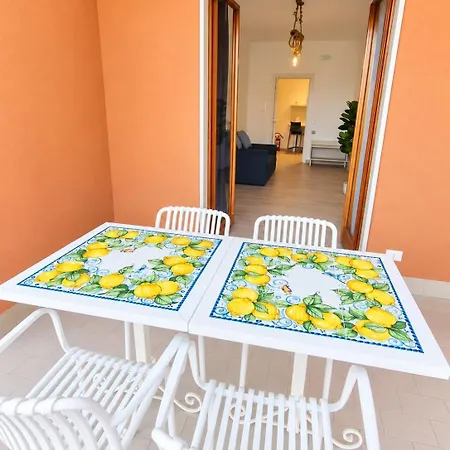 Spacious And Charming Oasis In Center Appartamento